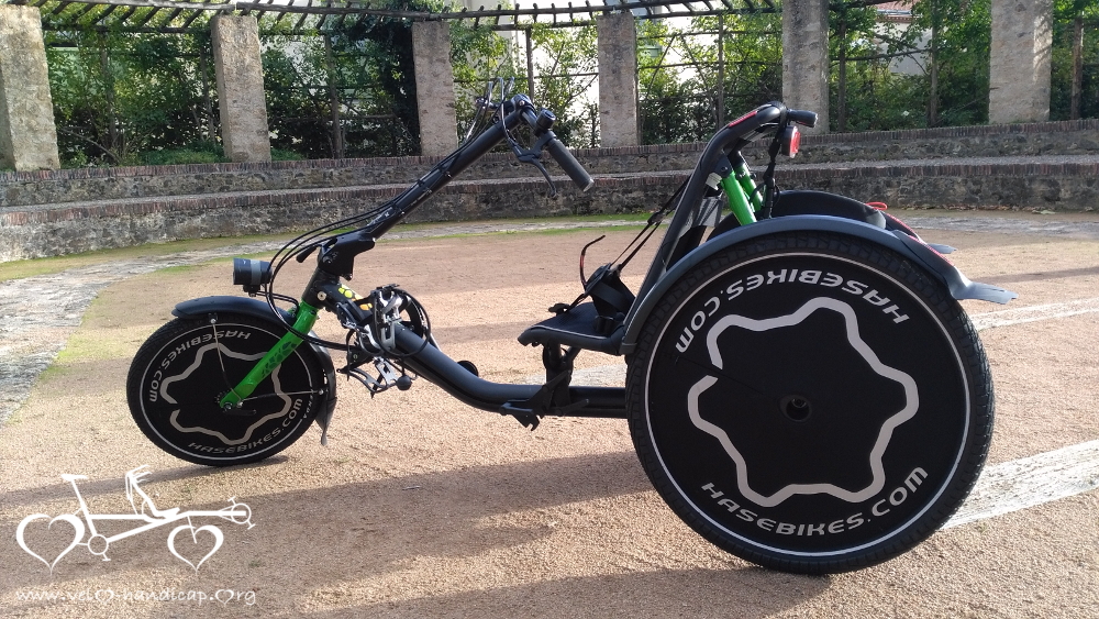 Tricycle couché TRETS vert par Hase pour les enfants en situation de handicap