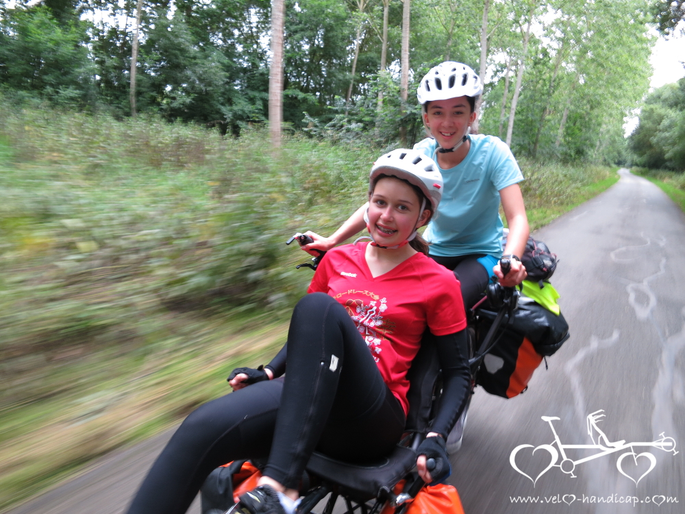 Deux jeunes filles sur un Pino Allround par Hasebikes