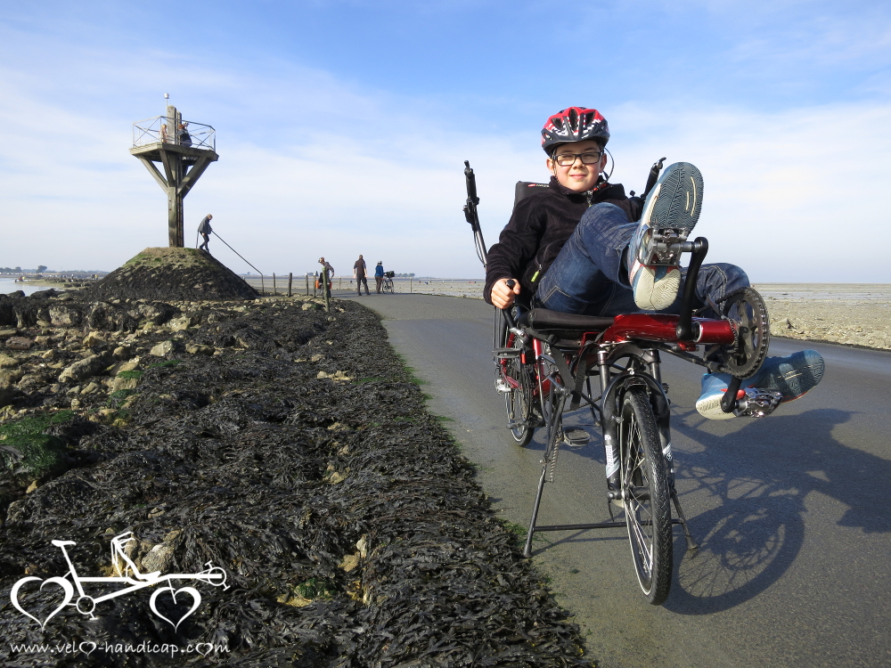 Un enfant sur un tandem Pino sur le passage du Gois près de l'île de Noirmoutier