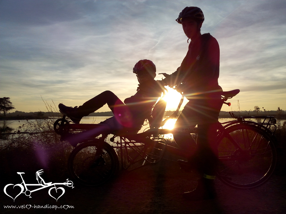 Coucher de soleil sur un vélo tandem Pino Hase dans sa version Allround