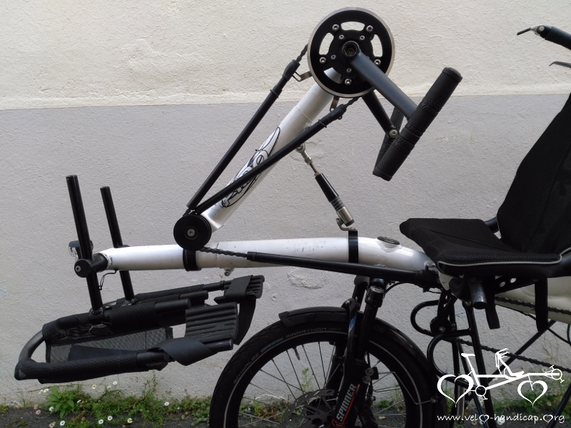 Détail du pédalier / maindalier et du repose jambes pour les personnes paraplégiques sur un tandem Pino Hase Handbike