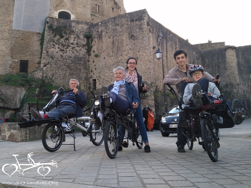 Trois Pinos devant le château de Clisson : un Pino Allround, un Pino STEPS et un Pino Handbike