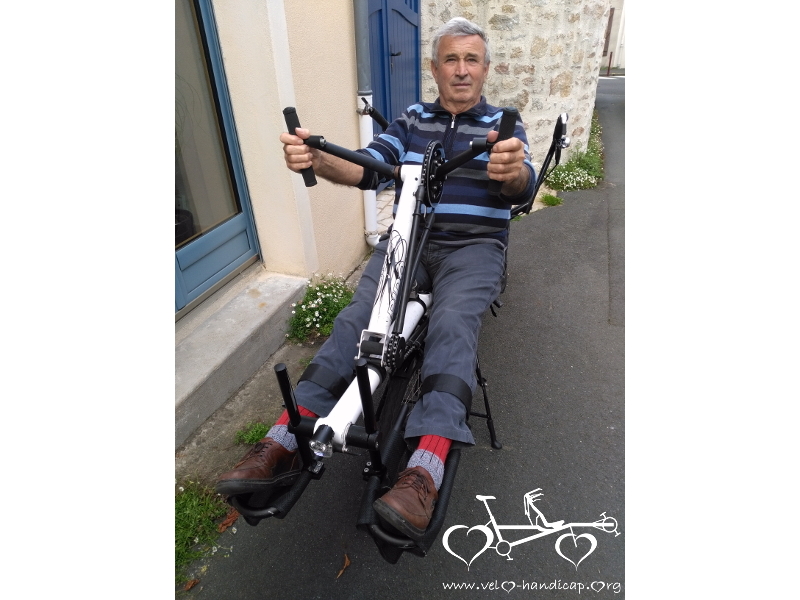 Une personne âgée sur un Pino Handbike de couleur blanche