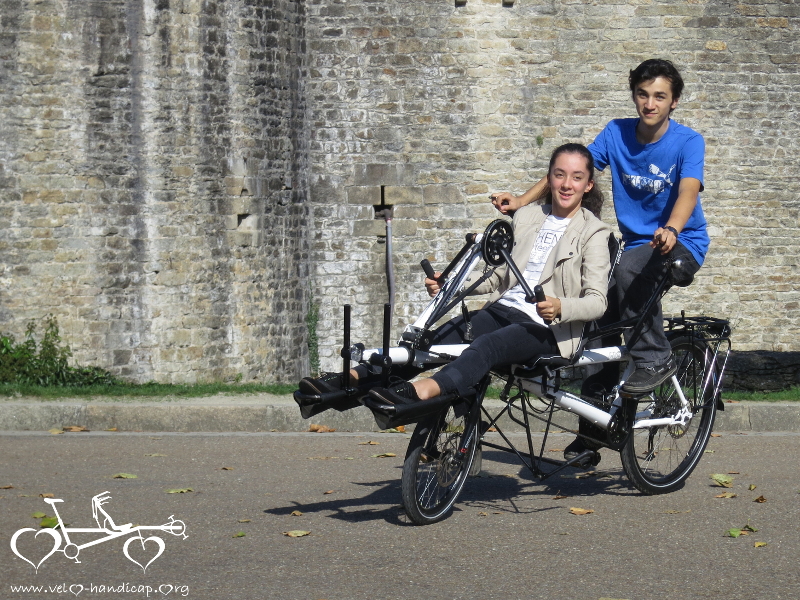 Un tandem Pino Hase Handbike (maindalier) conduit par deux jeunes