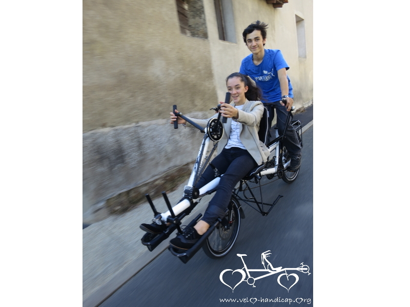 Deux ados conduisent un Pino Hase Handbike