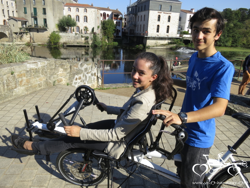 Deux enfants avec un Pino Handbike par HaseBikes