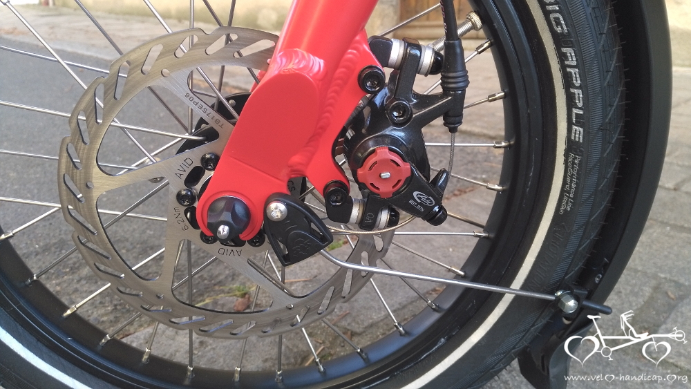 Un enfant sur un tandem Pino sur le passage du Gois près de l'île de Noirmoutier